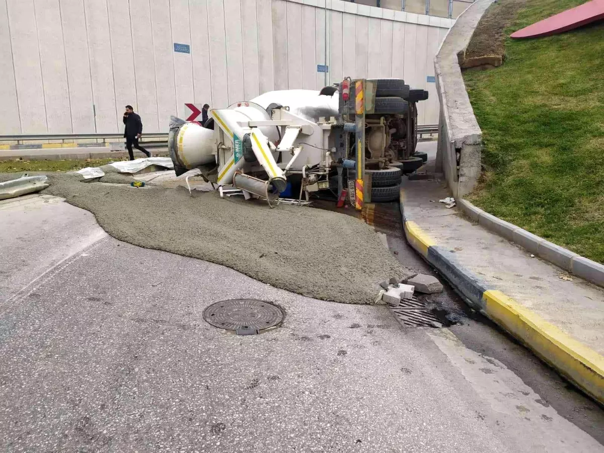 Virajı alamayan beton mikseri devrildi, içerisindeki beton yola döküldü