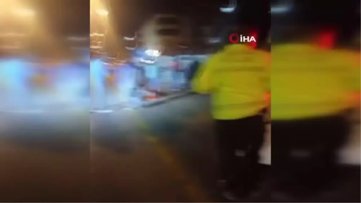 Yan yatan minibüsü vatandaşlar el birliğiyle kaldırdı