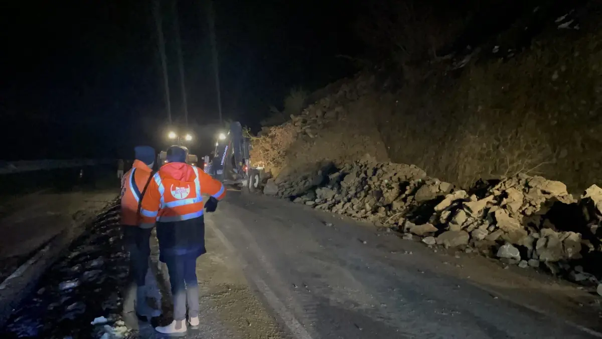 Zonguldak\'ta heyelan nedeniyle kapanan kara yolunda temizlik çalışmaları sürüyor