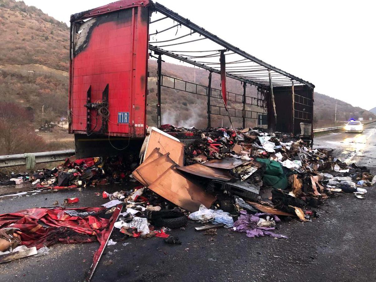7 ton giysi ve ayakkabı yüklü olan tır dorsesi yandı
