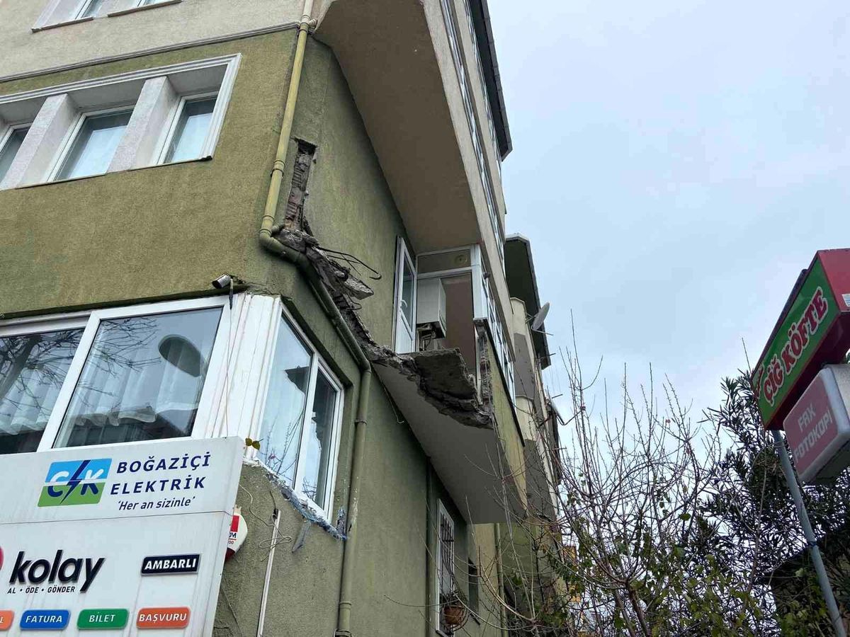 Ambarlı\'da binan balkonu çöktü; 1 yaralı