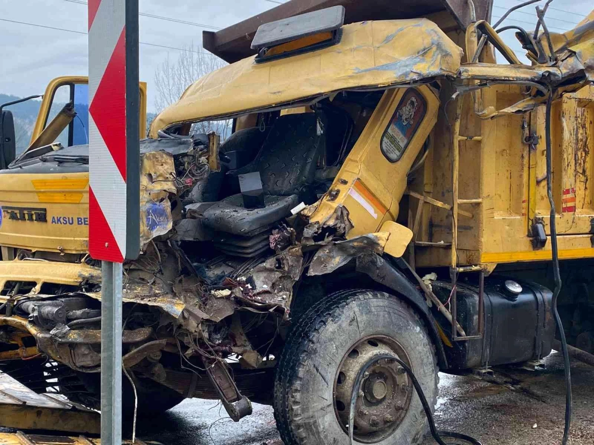 Antalya\'da kamyon tırla çarpıştı: 1 ölü