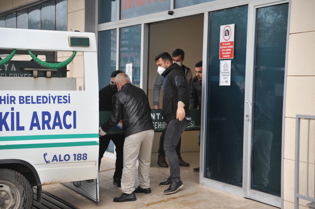 Son dakika haberi: Antalya\'da sahte içkiden zehirlendiği şüphesiyle hastaneye kaldırılan kişi öldü