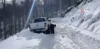 Araçlar karda mahsur kaldı, yardıma vatandaşlar yetişti