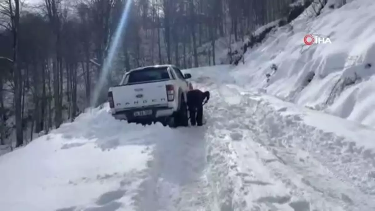 Araçlar karda mahsur kaldı, yardıma vatandaşlar yetişti