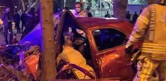 Bağdat Caddesi'ni savaş alanına çeviren kaza! Otomobilde sıkışan sürücü için seferber oldular