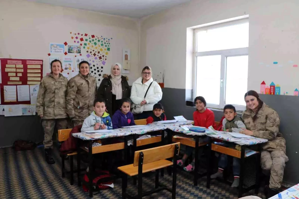 Bingöl\'de jandarma ekipleri, öğrencilerle bir araya geldi