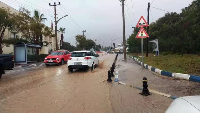 Sağanak yağış cadde ve sokakları göle çevirdi