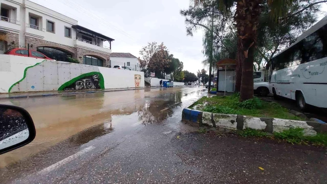 Sağanak yağış cadde ve sokakları göle çevirdi