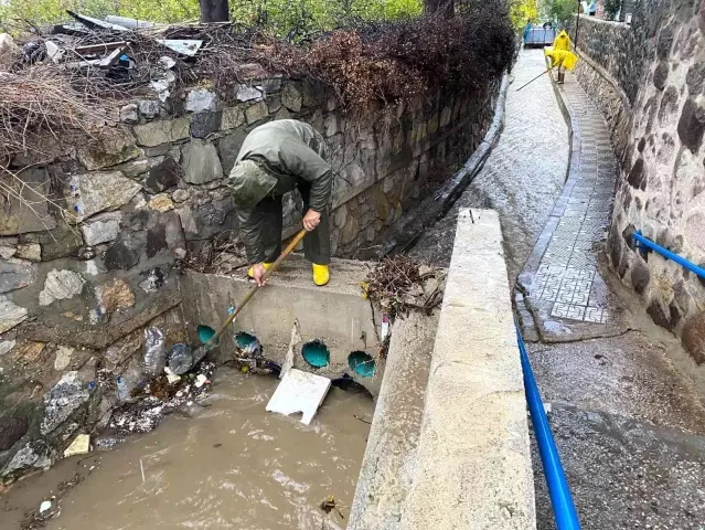 Sağanak yağış cadde ve sokakları göle çevirdi