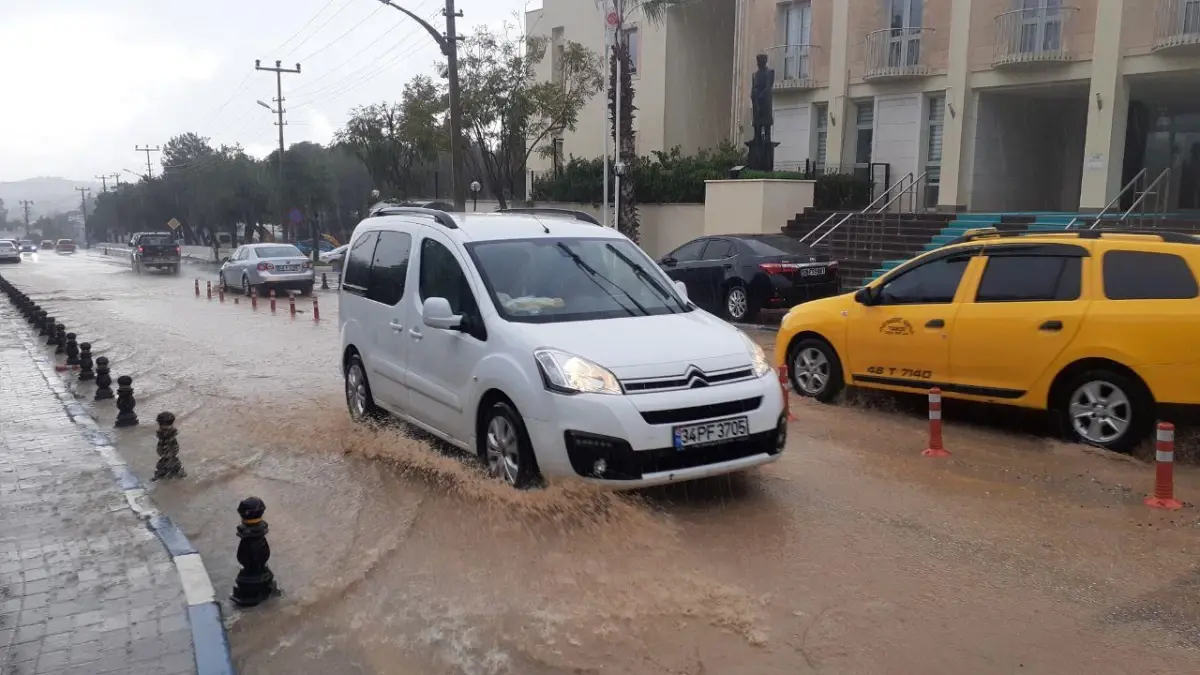 Bodrum ve Marmaris\'te etkili olan sağanak günlük yaşamı olumsuz etkiliyor