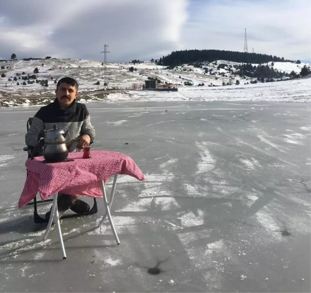 Çıldır değil Sinop: Buz tutan gölde bisiklet sürüp semaver yaptılar