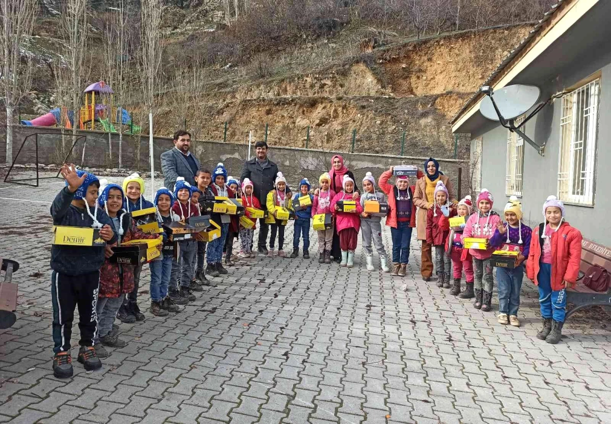 Son dakika haberi! Çocuklara bot mont yardımı