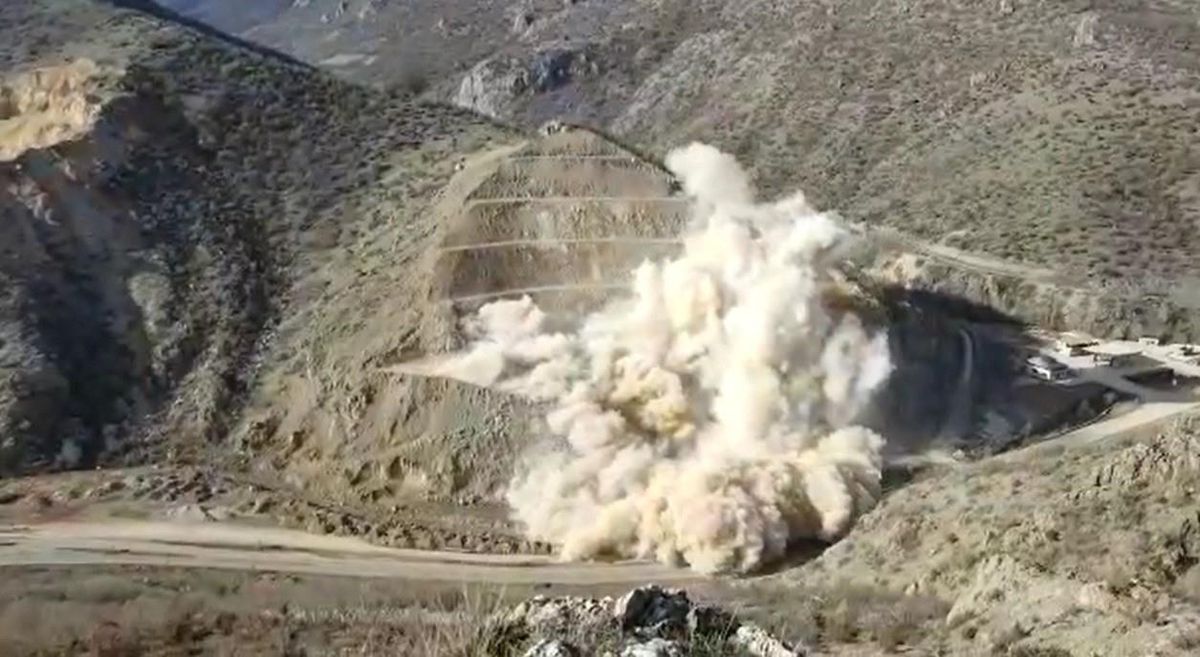 Dağlık alanda patlatma kameralara yansıdı