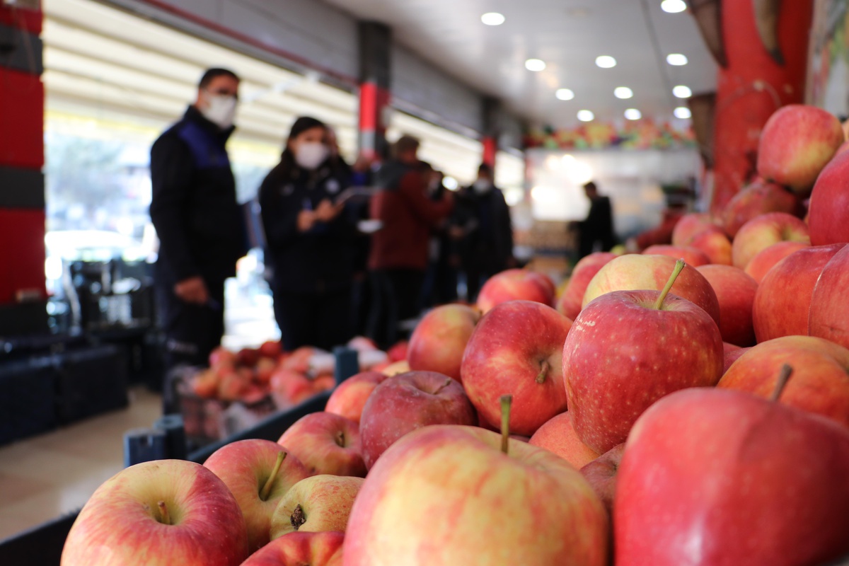 Diyarbakır ve Elazığ\'da marketlerde fiyat ve etiket denetimi yapıldı