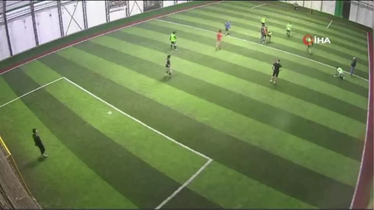 Faul sonrasında halı saha boks ringine döndü... Tekme, tokat ve yumruklar havada uçuştu