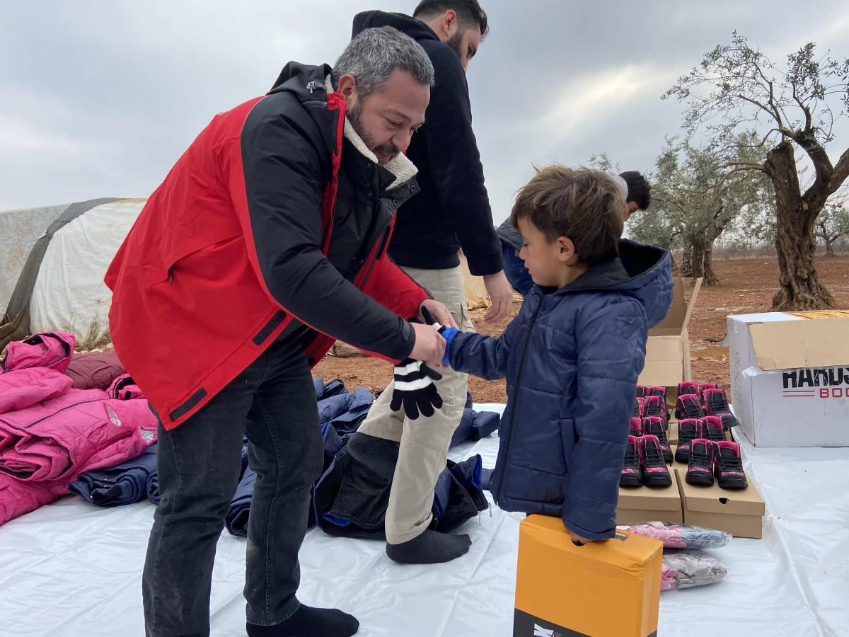 Fetih Vakfı İdlib\'de yetim çocuklara kışlık kıyafet dağıttı