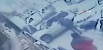 Fren yerine gaza basınca iki dükkana böyle girdi