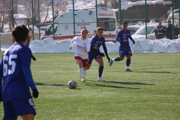 Hakkarigücü, Sivas Kadın Futbol Takımı'nı 4-0 yendi