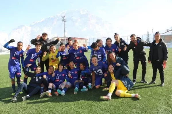 Hakkarigücü, Sivas Kadın Futbol Takımı'nı 4-0 yendi