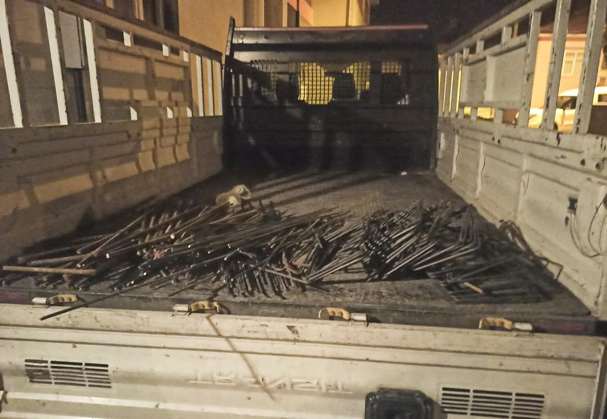 İnşaat bekçisini darbederek hırsızlık yaptıkları iddiasıyla 2 kişi tutuklandı