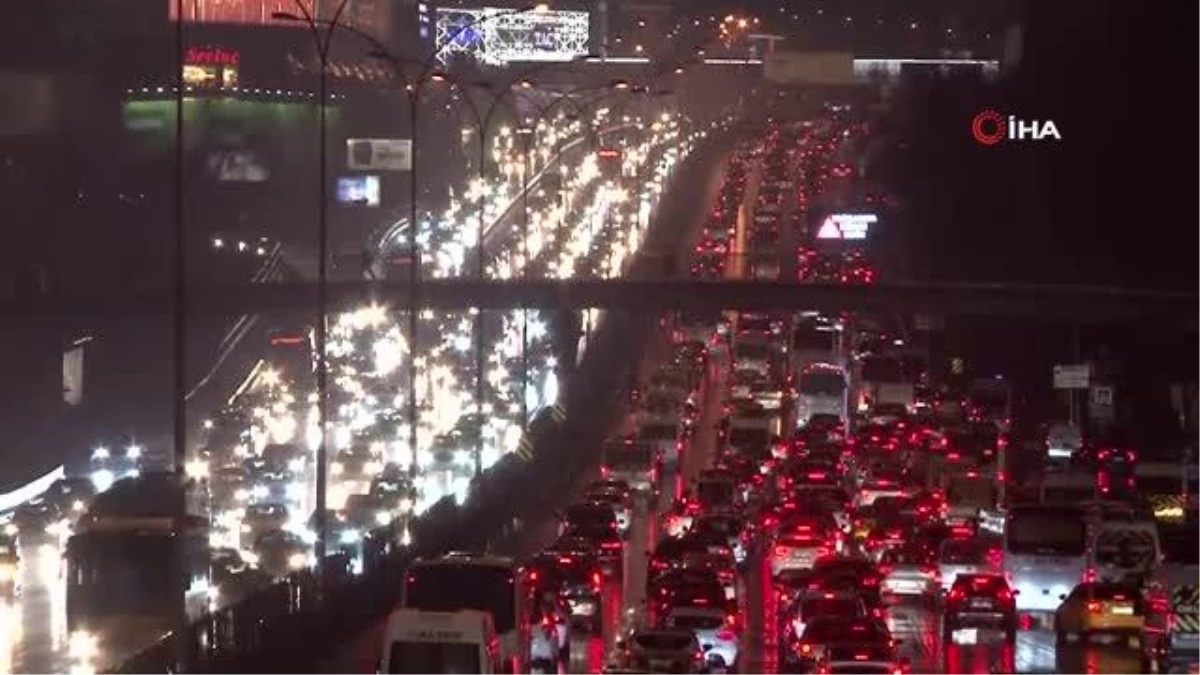 İstanbul\'da trafik durma noktasına geldi, yoğunluk yüzde 85\'e ulaştı