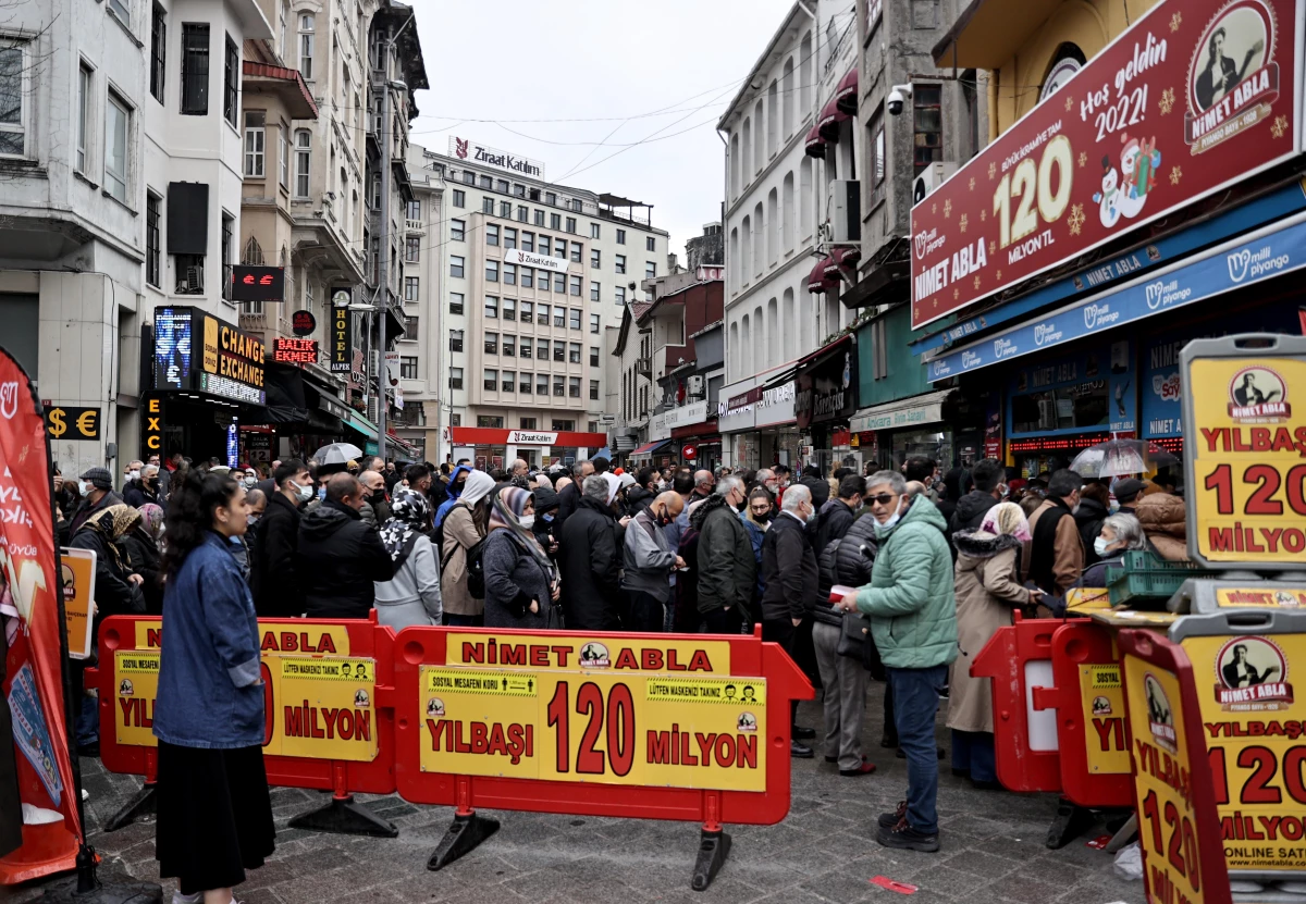 İstanbul\'da yılbaşı öncesi alışveriş hareketliliği yaşanıyor