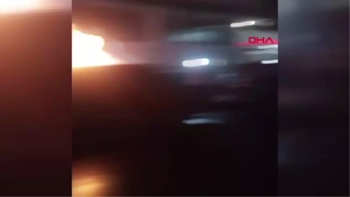İSTANBUL-KAĞITHANE\'DE PARK HALİNDEKİ OTOMOBİL ALEV ALEV YANDI