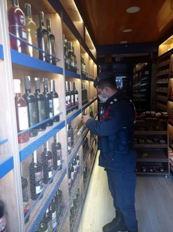 İzmir'de sahte 40 litre rakı ve 1750 litre şarap ele geçirildi