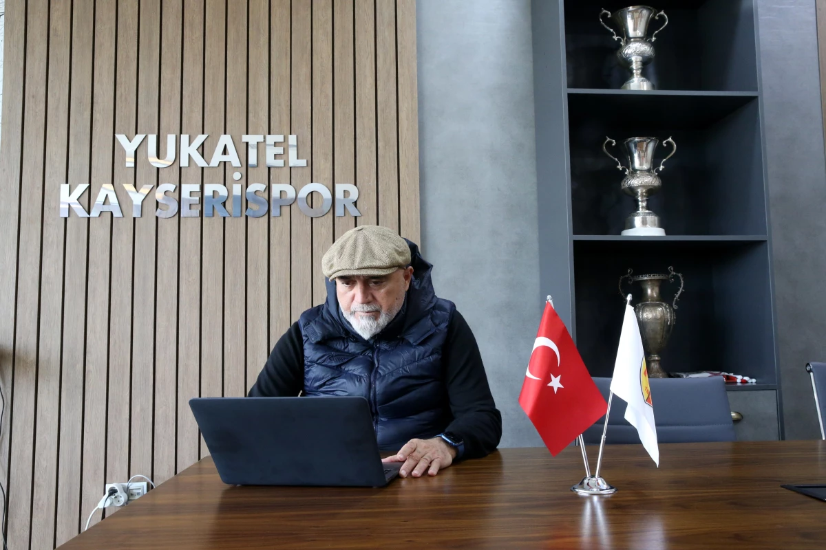 Kayserispor Teknik Direktörü Karaman, AA\'nın "Yılın Fotoğrafları" oylamasına katıldı
