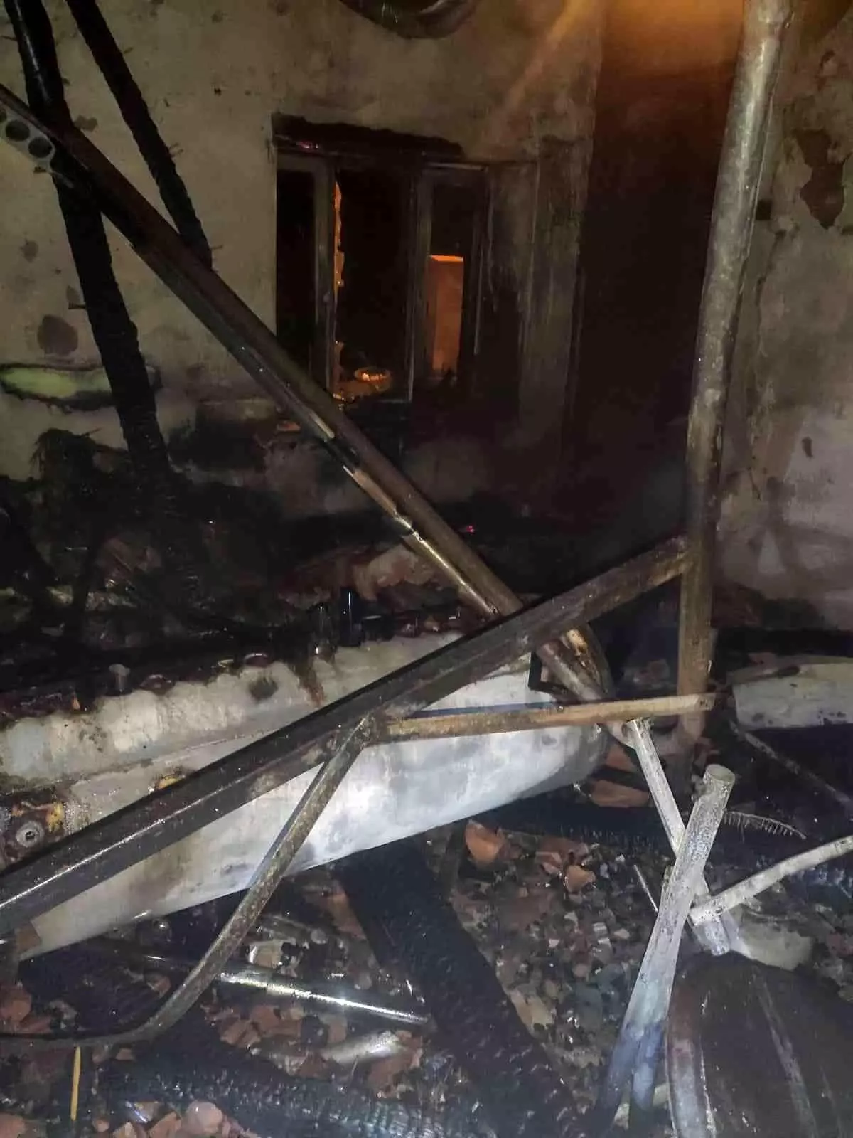 Son dakika... Koçarlı\'da çıkan yangında müstakil ev küle döndü