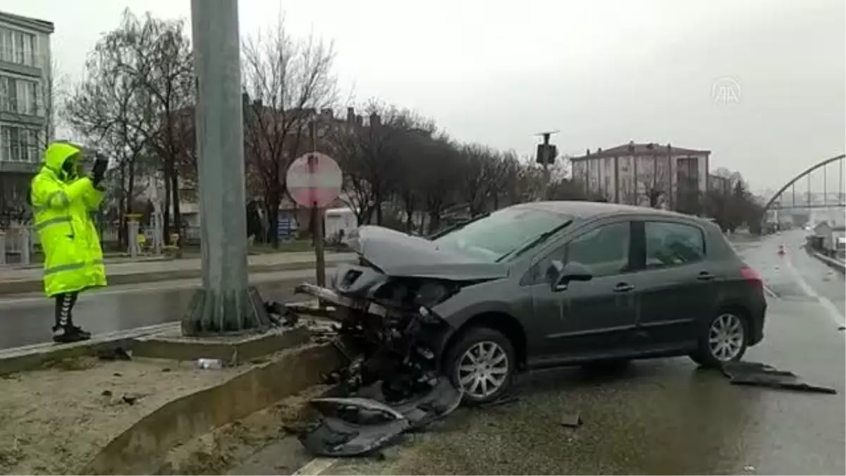 Malkara\'da beton bariyerlere çarpan otomobilin sürücüsü yaralandı