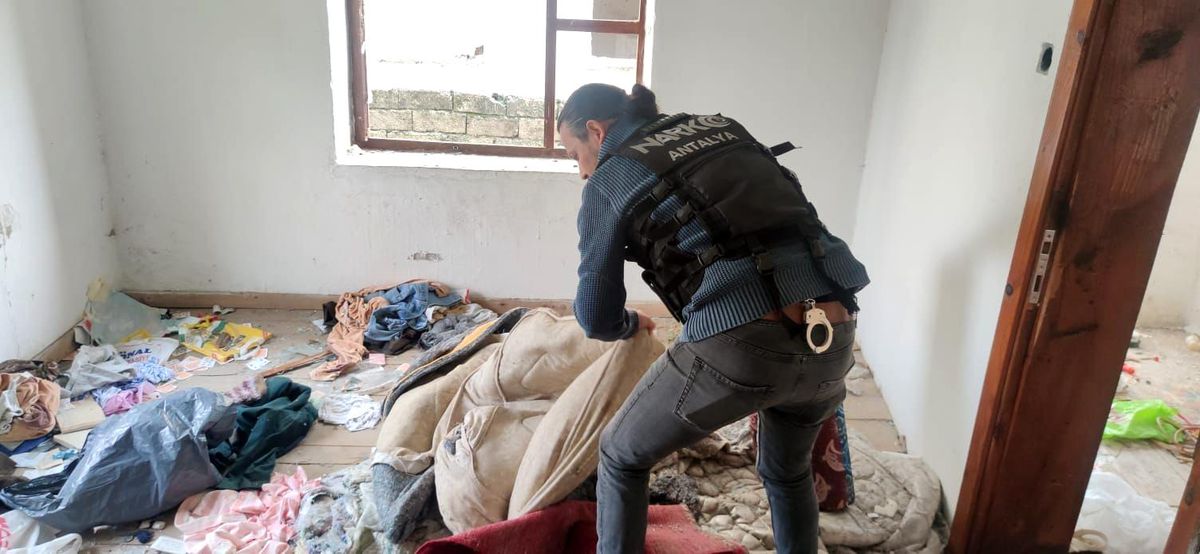Son dakika 3. sayfa: Manavgat\'ta yılbaşı öncesi riskli bölgelerde polis denetimi