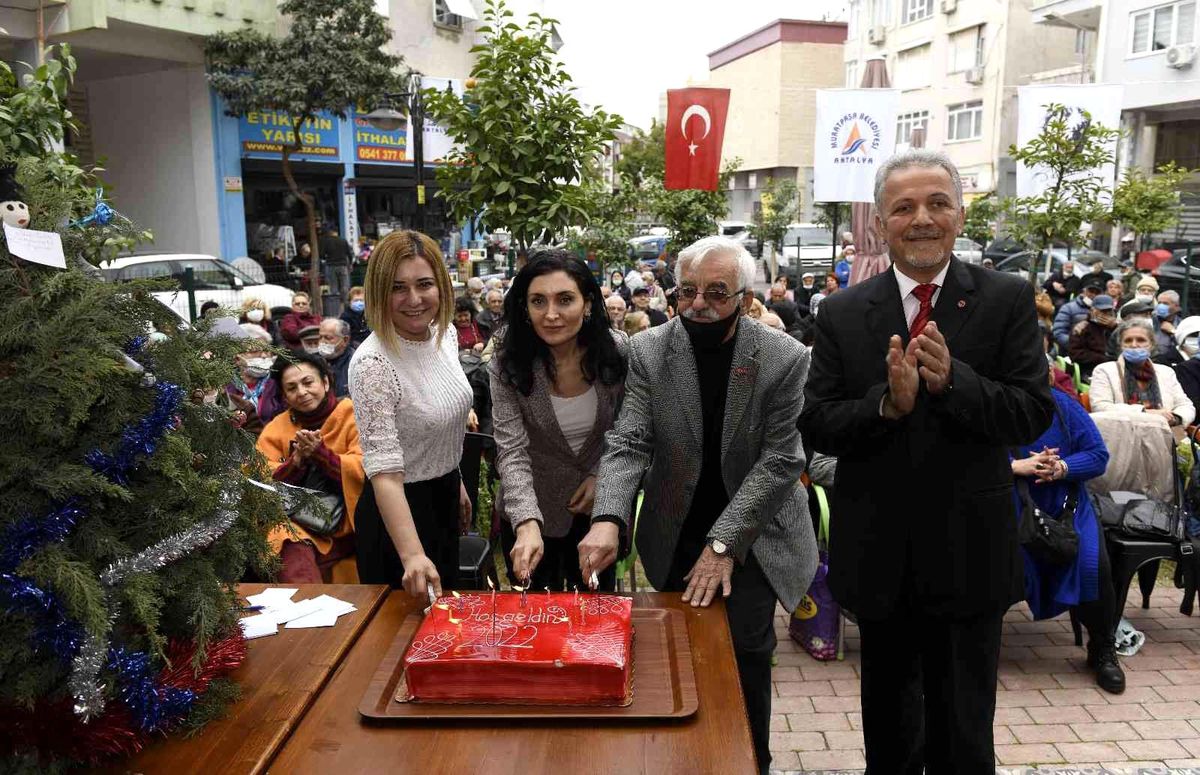 Muratpaşalı yaşlılar yeni yılı kutladı