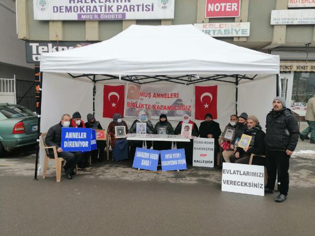 MUŞ'TA AİLELERİN DONDURUCU SOĞUKTA EVLAT NÖBETİ