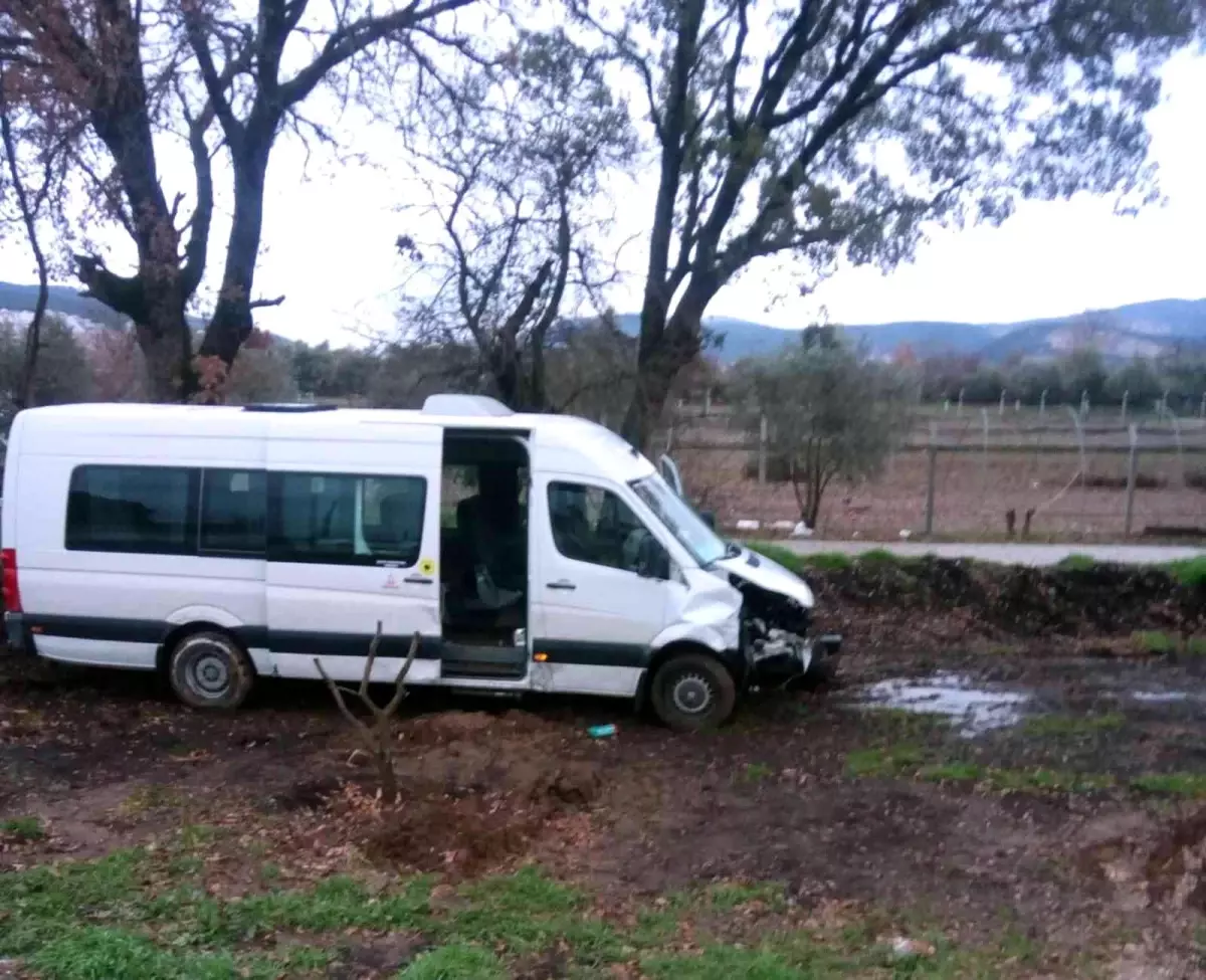 Son dakika haber | Öğrenci servisi kaza yaptı: 3 yaralı