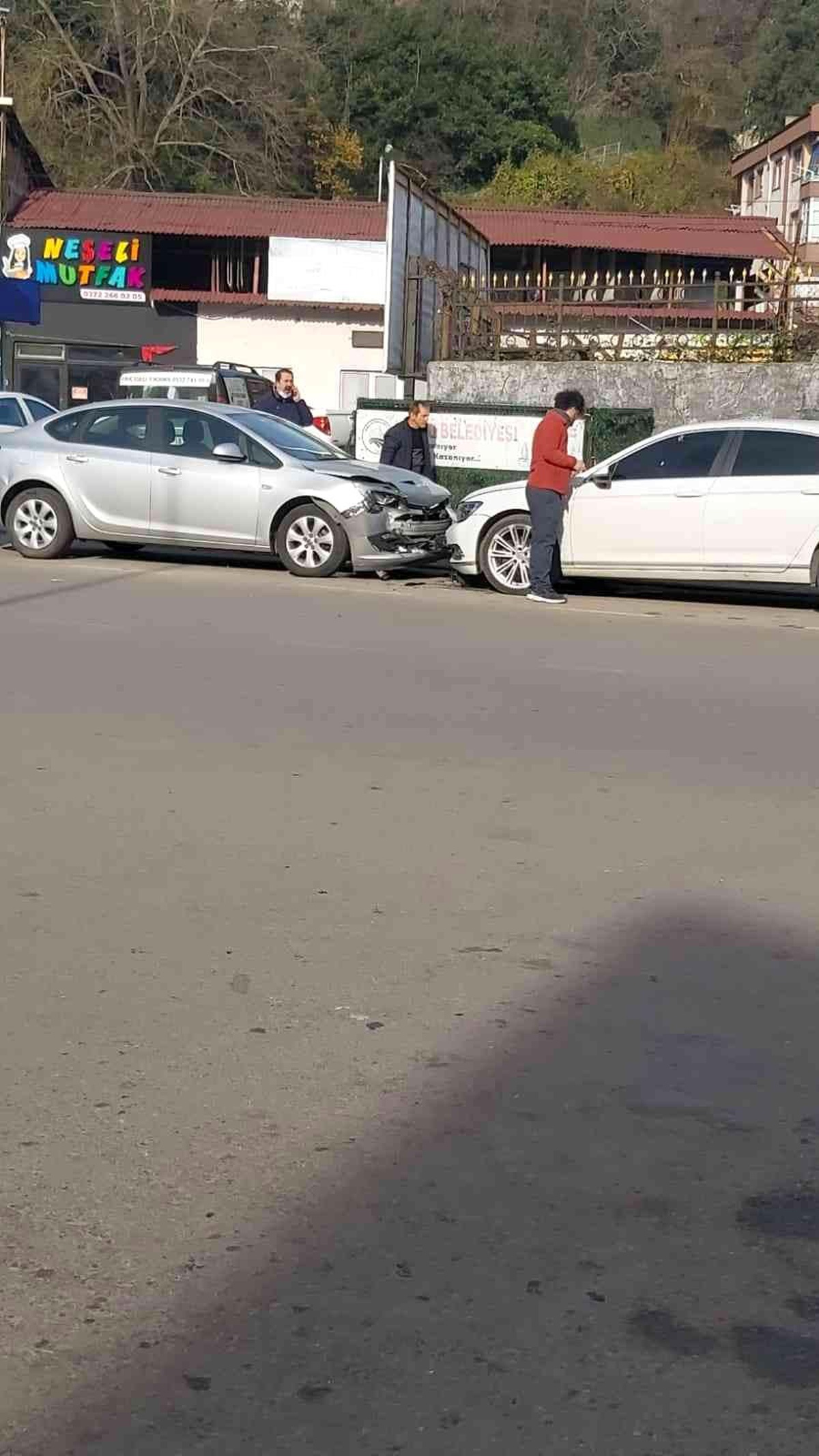Otomobiller kafa kafaya çarpıştı: 1 yaralı