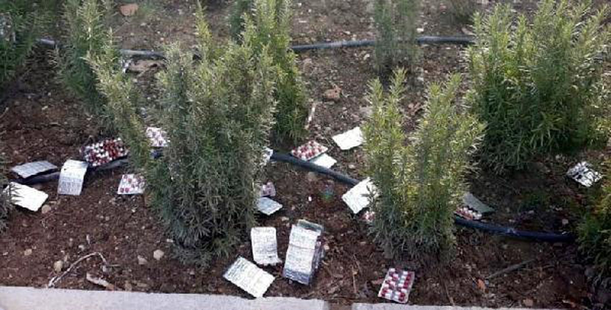 Polisin \'dur\' ihtarından kaçarken uyuşturucu hapları atan 2 kişi tutuklandı