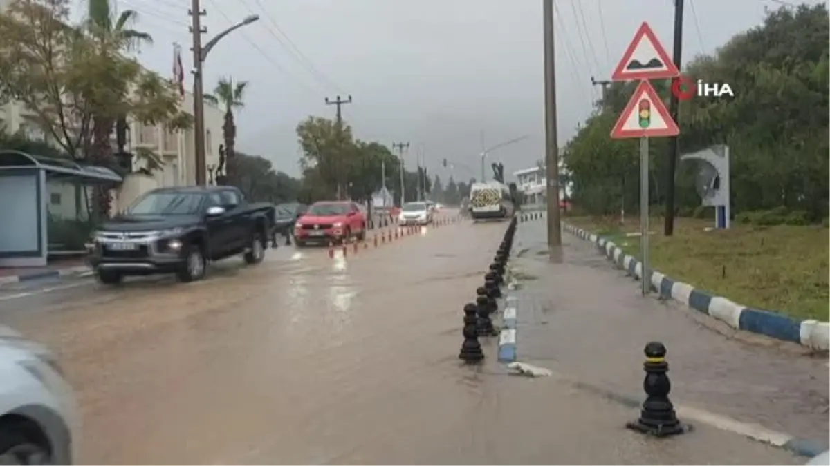 Sağanak yağış cadde ve sokakları göle çevirdi