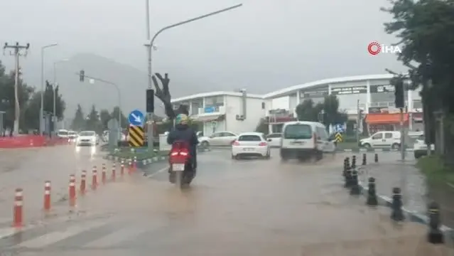 Sağanak yağış cadde ve sokakları göle çevirdi