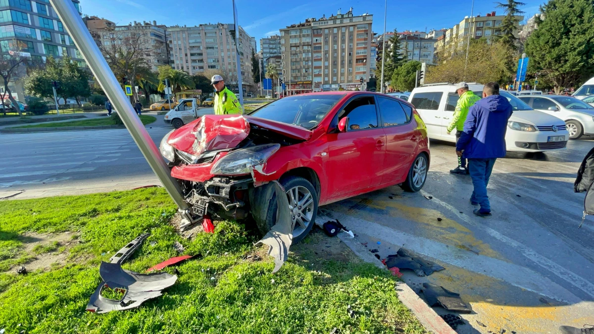 Samsun\'da kavşakta çarpışan iki otomobilin sürücüleri yaralandı