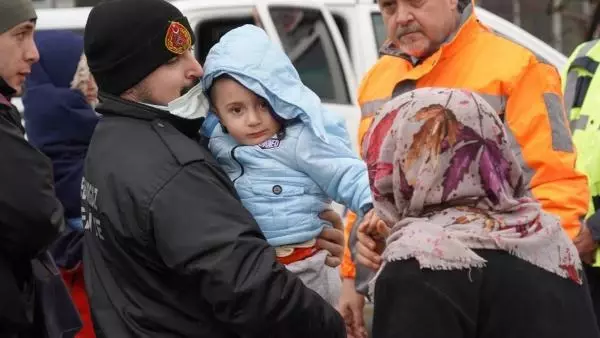 Sağanak yağış sonrası dere taştı, evlerinde mahsur kalan 8 kişilik aile botla kurtarıldı