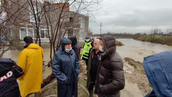 Sağanak yağış sonrası dere taştı, evlerinde mahsur kalan 8 kişilik aile botla kurtarıldı