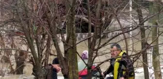 Sağanak yağış sonrası dere taştı, evlerinde mahsur kalan 8 kişilik aile botla kurtarıldı