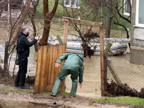 Sağanak yağış sonrası dere taştı, evlerinde mahsur kalan 8 kişilik aile botla kurtarıldı