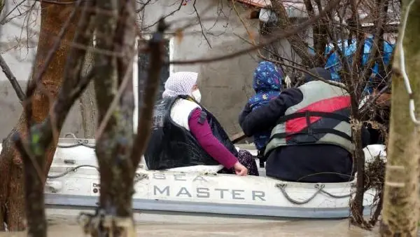 Sağanak yağış sonrası dere taştı, evlerinde mahsur kalan 8 kişilik aile botla kurtarıldı