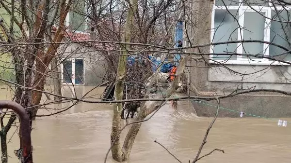 Sağanak yağış sonrası dere taştı, evlerinde mahsur kalan 8 kişilik aile botla kurtarıldı