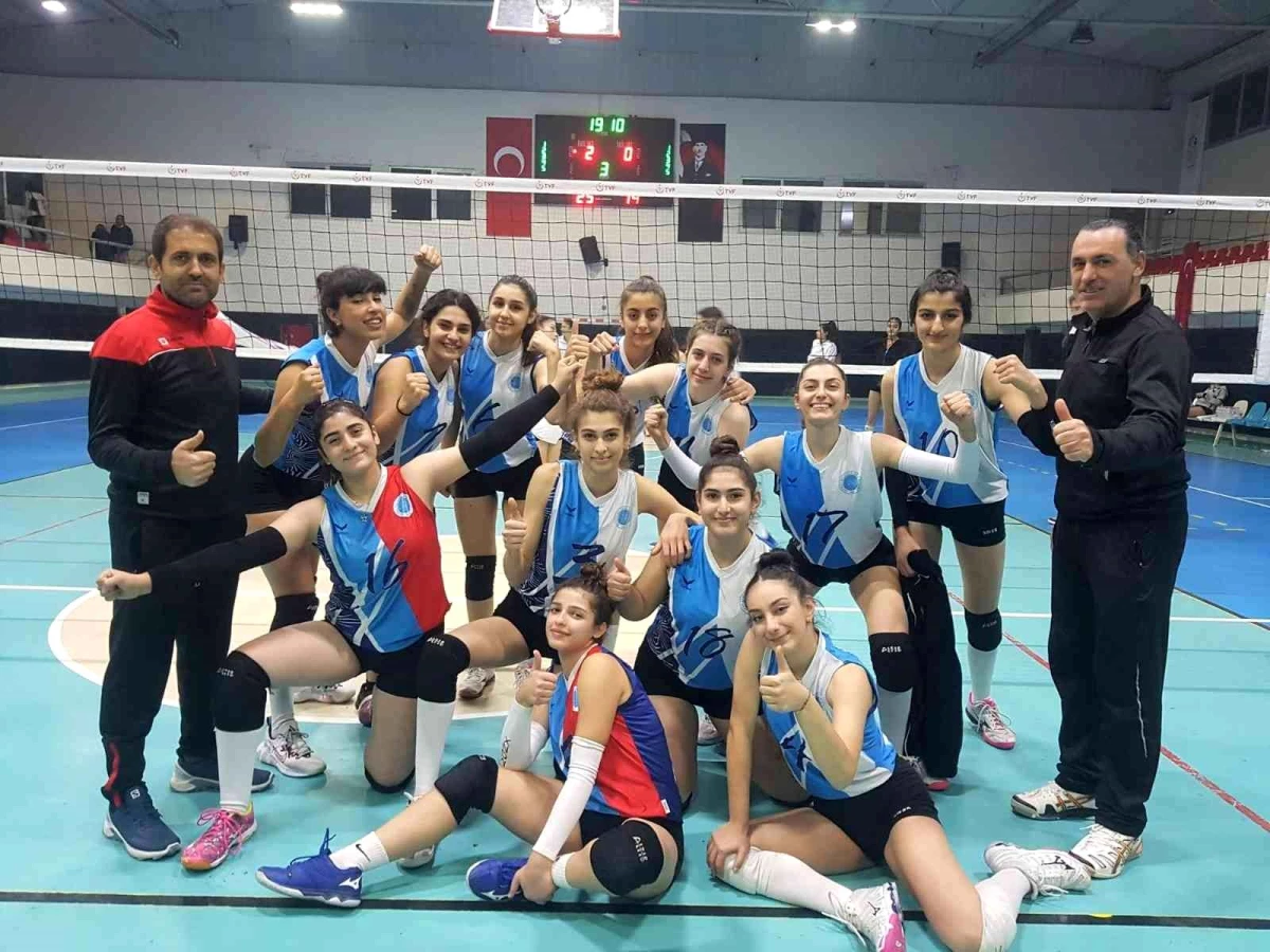 Seyhan\'ın genç kız voleybolcuları şampiyon