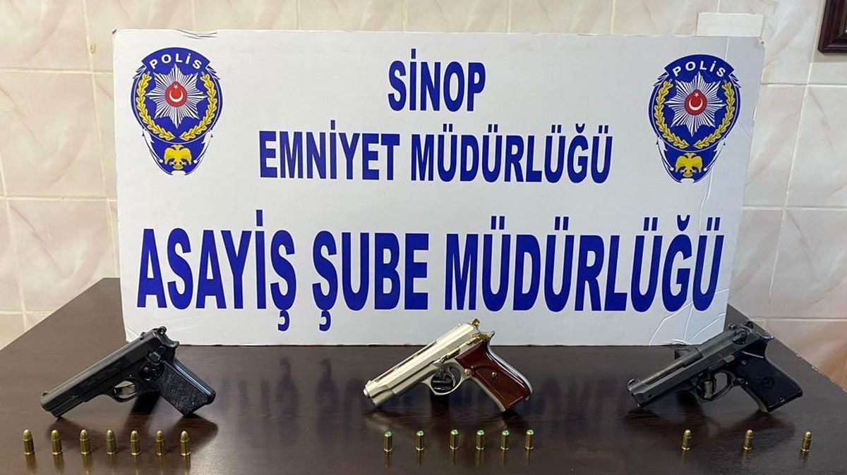 Sinop\'ta eğlence yerlerine denetim: 2 ruhsatsız, 1 kurusıkı tabanca ele geçirildi