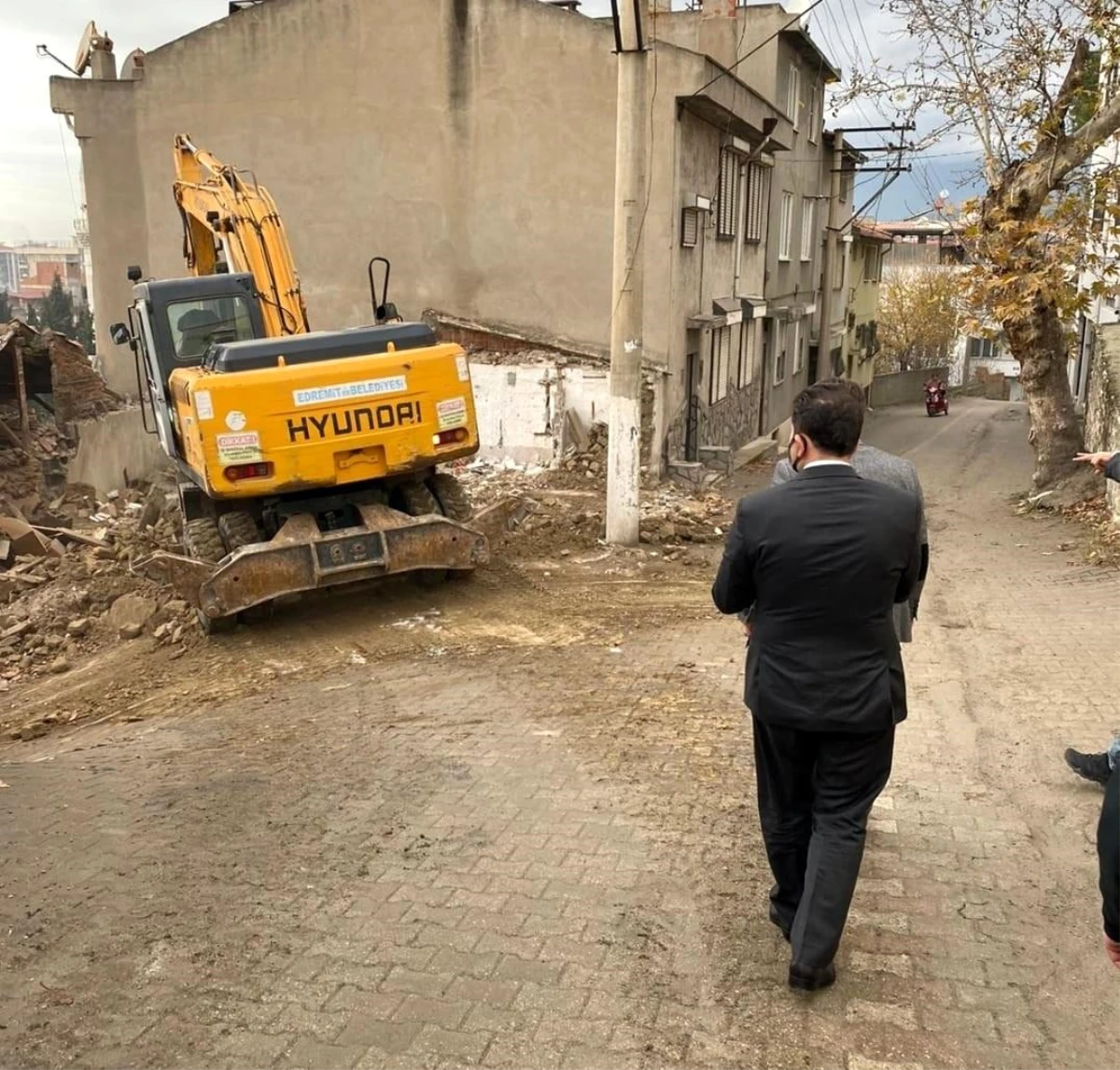 Tehlike arz eden metruk binalar yıkılıyor